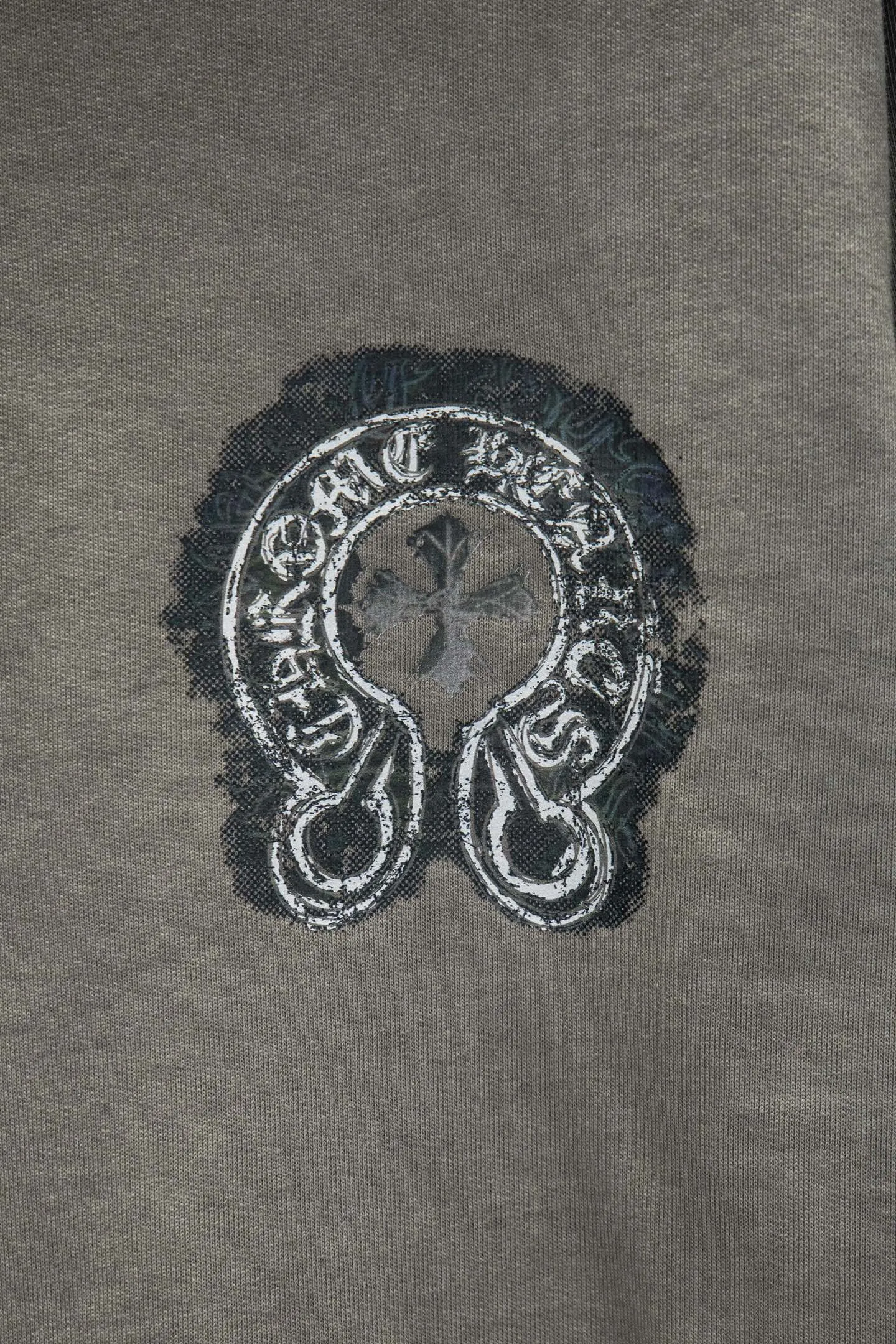 P270 🆕Chromehearts distressed and fried hooded sweatshirt. The os version is really charming. Chromehearts is also really unique. Every new season has the best version. It is very practical and can be worn casually. Nice✔️ - ⚠️100% cotton. Made of custom-dyed terry cotton sweatshirt surface, 420g double-ply double yarn, comfortable to the touch. Made from imported knitting needle carded cotton, the thickness is moderate, drapey and contoured, making the upper body comfortable! ! It is very tolerant to fat body types and can instantly lose five pounds after wearing it!  The front cuffs and back chest are made of direct-injection printing environmentally friendly glue material, using a mechanized printing process. Mechanical printing has high precision, the positioning accuracy can reach ±0.02mm, and the quality is stable.  The body is treated with frayed elements, which greatly increases the interest of the clothing; it has a unique visual effect.  Pants hem Loose closing Double-layer fabric Good closing effect Exquisite hemming Color: washed black, fried gray Size: S-M-L-XL